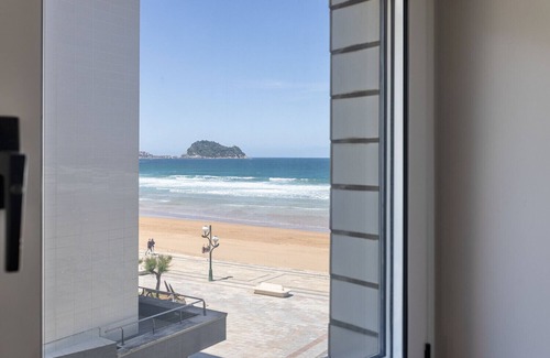 Zarautz Apartment | ```html
Cozy Accommodation with Ocean View and Relaxing Spa
```