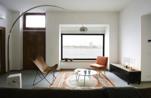 Isola San Giorgio Maggiore House | Beautiful Views at San Mark's Basin for Your Getaway