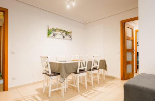 San Jose Obrero Apartment | Family-Friendly San Pagés 3BR Apartment with High Ratings