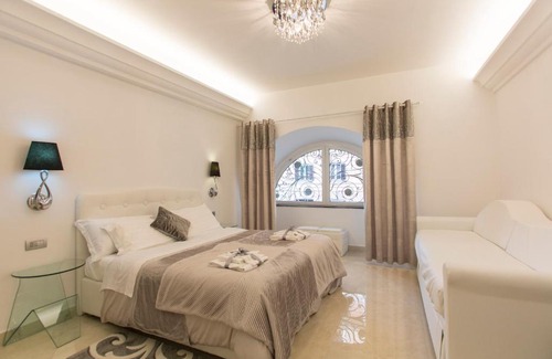 Vatican Bed & Breakfast | Elegant San Pietro Grand Suite: 4-Star Retreat for Families