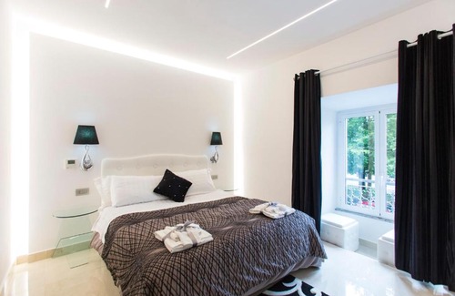 Vatican Bed & Breakfast | Elegant San Pietro Grand Suite: 4-Star Retreat for Families