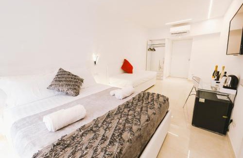 Vatican Bed & Breakfast | Elegant San Pietro Grand Suite: 4-Star Retreat for Families