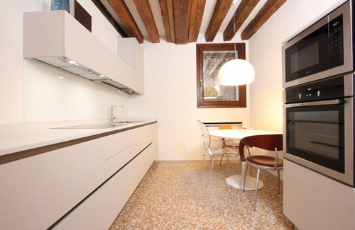 San Polo Apartment | San Polo Canal View: Steps from Rialto Bridge & Pet Friendly
