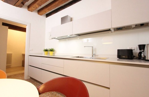San Polo Apartment | San Polo Canal View: Steps from Rialto Bridge & Pet Friendly