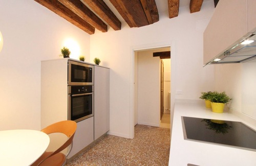 San Polo Apartment | San Polo Canal View: Steps from Rialto Bridge & Pet Friendly