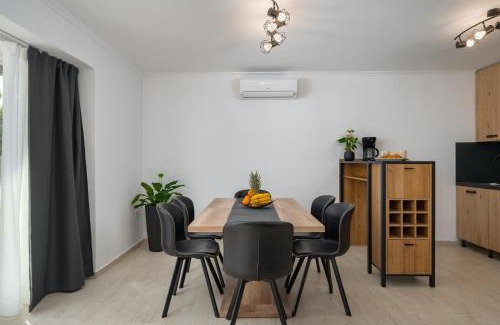 Tinjan Villa | Exceptional San Rocco: Pet-Friendly Oceanfront Retreat