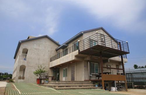 Andeok House | Relax at Sanbangsan Hot Spring Pension - 4-Star Family Getaway