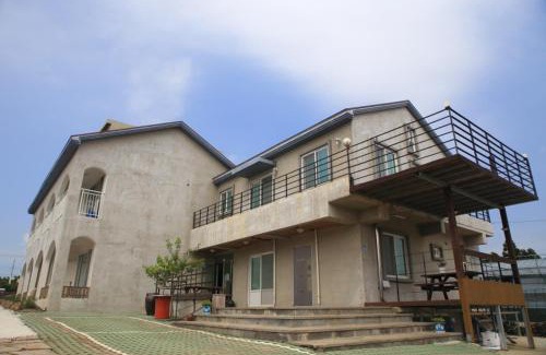 Andeok House | Relax at Sanbangsan Hot Spring Pension - 4-Star Family Getaway