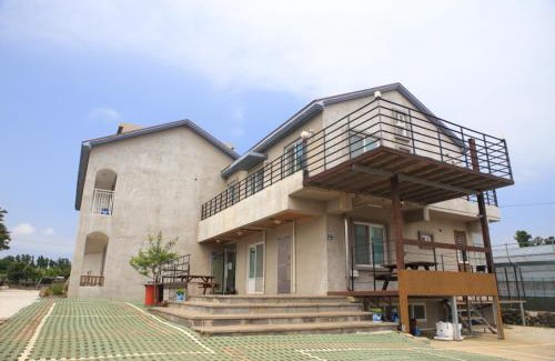 Andeok House | Relax at Sanbangsan Hot Spring Pension - 4-Star Family Getaway