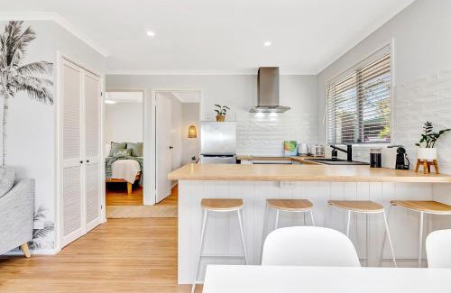 Aldinga Beach Villa | Seaside Retreat: Sanbis Cabin with Ocean Views & Pool