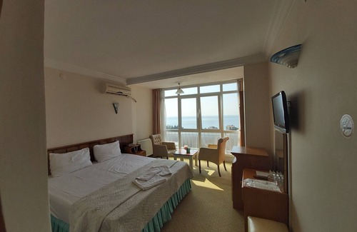 Buyukcekmece Hotel | Discover Sancak Hotel: Family-Friendly Stay with Pool