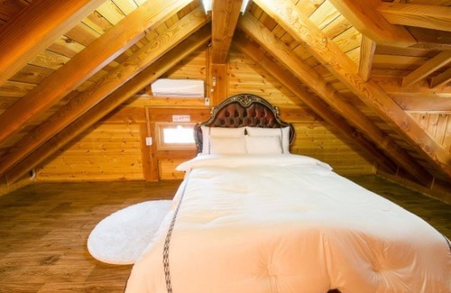 Sancheong House | Eco-Friendly Sancheong Pongdang Pool Villa with Breakfast