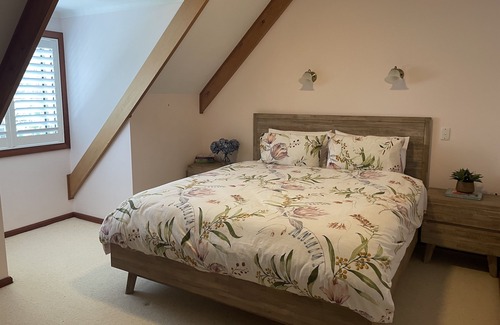 Eskdale House | Sanctuary in beautiful gardens with views of Mt Bogong!