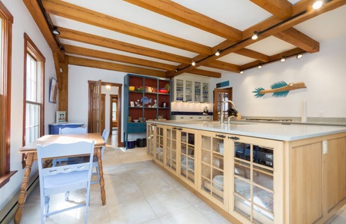 Harpswell House | Idyllic Sanctuary: Waterfront Retreat with Family Amenities