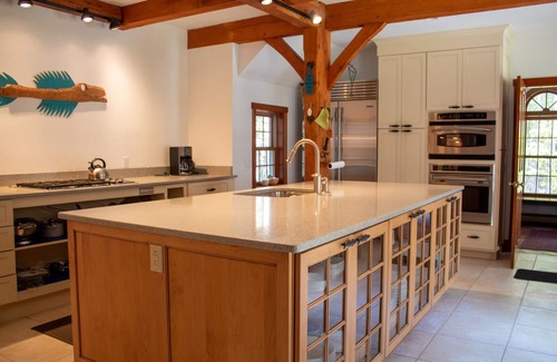 Harpswell House | Idyllic Sanctuary: Waterfront Retreat with Family Amenities