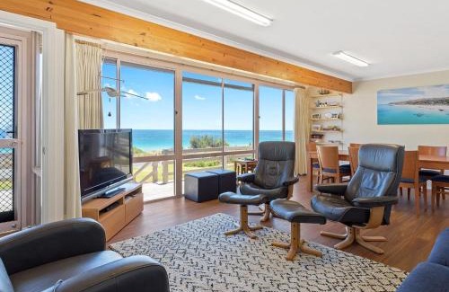 Carrickalinga House | Idyllic Sand Castles: Oceanfront Getaway on Gold Coast