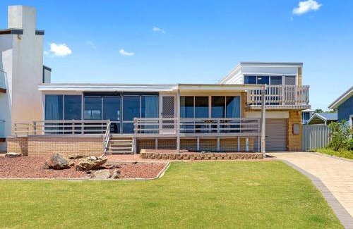 Carrickalinga House | Idyllic Sand Castles: Oceanfront Getaway on Gold Coast
