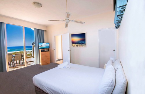 Currumbin Hotel | Idyllic Sand Castles on Currumbin Beach with Ocean Views