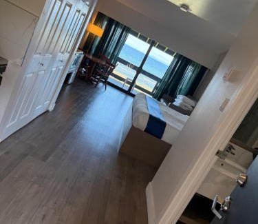 Regional District of Nanaimo Hotel | Experience Sand Pebbles Inn with Private Beach Access