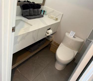 Regional District of Nanaimo Hotel | Experience Sand Pebbles Inn with Private Beach Access