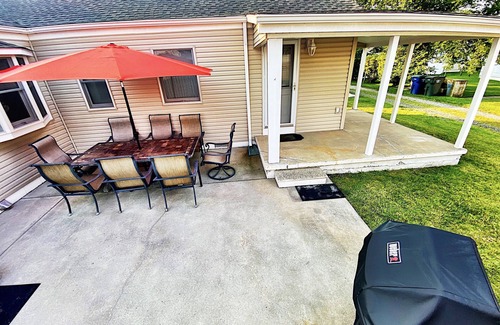 A-Zone Cottage | Family-Friendly Sand Ranch: Pet Welcome & Steps to Town