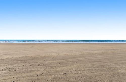 Long Beach House | Kid-Friendly Getaway at Sand & Sea Glass - Rated 9.1/10