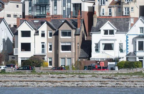Deganwy Apartment | Family-Friendly Getaway at Sandbanks Hotel