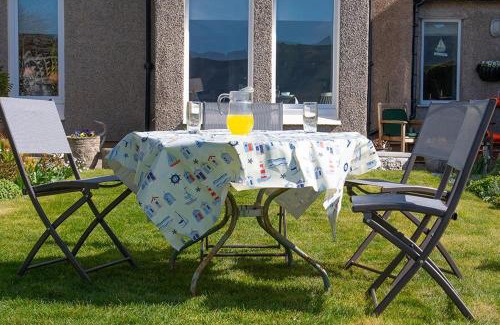 Deganwy Apartment | Family-Friendly Getaway at Sandbanks Hotel