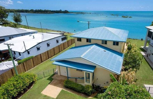 Toogoom House | Sandbar on Moreton -Waterfront - 3 bedrms - 3 baths - Sleeps 6 - WiFi