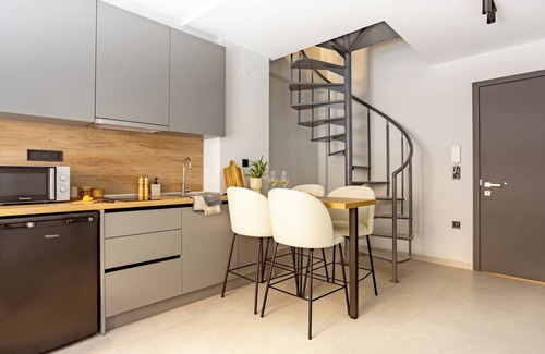 Thessaloniki City Centre Apartment | Sanders Tower Centre - Cozy 1Bdr Duplex w- Terrace