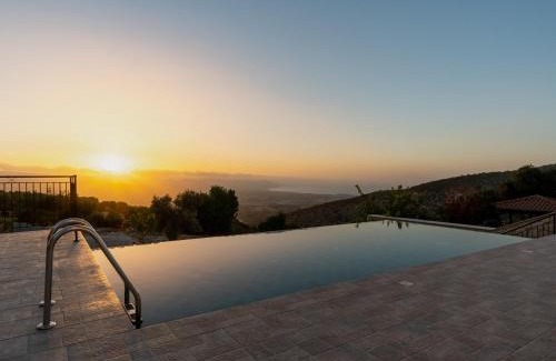 Peristerona House | Relax at Sanders View: 4-Star Hotel with Pool Access