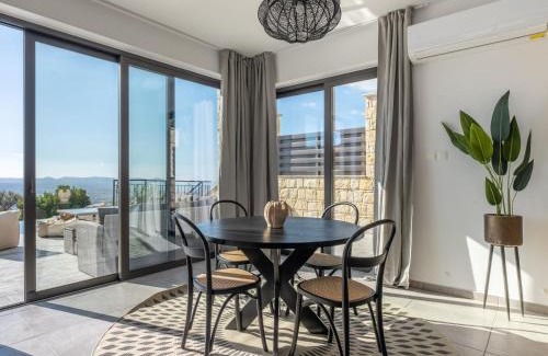 Peristerona House | Relax at Sanders View: 4-Star Hotel with Pool Access