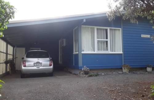 Waikanae House | Beachfront Bliss at Sandgate with Ocean Views & Pool Access