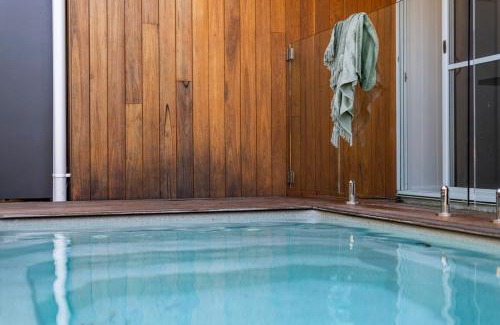 Yamba House | Sandhurst: Relaxing Family Retreat with Pool Access