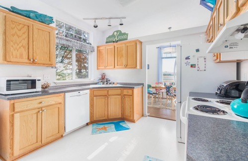 Cloverdale House | Discover Sandlake Views #186: Secluded Retreat with Oceanfront