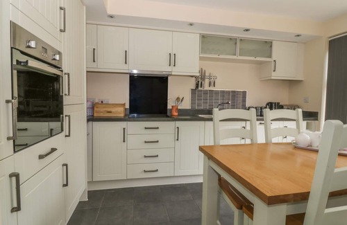Hollesley Cottage | Sandlings: Family-Friendly Retreat with Garden in Hollesley