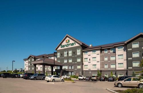 Oakville Hotel | Relax at Sandman Hotel Oakville - Pet Friendly & Pool Access