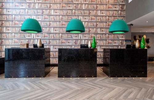 Oakville Hotel | Relax at Sandman Hotel Oakville - Pet Friendly & Pool Access