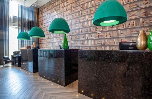 Oakville Hotel | Relax at Sandman Hotel Oakville - Pet Friendly & Pool Access