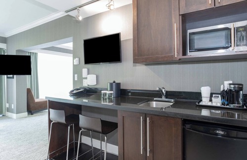 Richmond Hotel | Discover the Sandman Signature Vancouver Airport Hotel