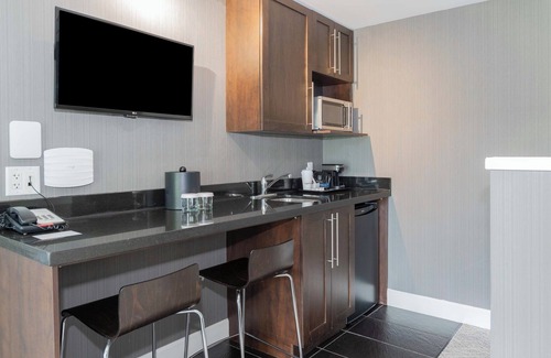 Richmond Hotel | Discover the Sandman Signature Vancouver Airport Hotel