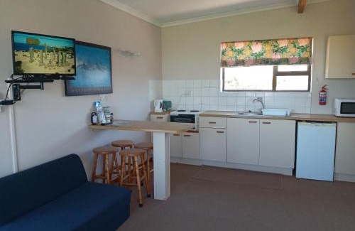 Cape Saint Francis Apartment | Oceanfront Sandown Self-Catering with Breakfast & Views