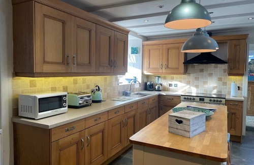 St Teath House | Family-Friendly Sandown Retreat with Kitchen & Breakfast