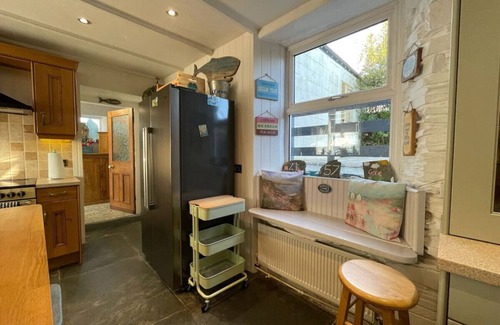 St Teath House | Family-Friendly Sandown Retreat with Kitchen & Breakfast