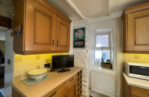 St Teath House | Family-Friendly Sandown Retreat with Kitchen & Breakfast