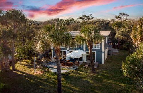 North Forest Beach House | Beachside Retreat: Sandpiper by AvantStay with Spacious Yard