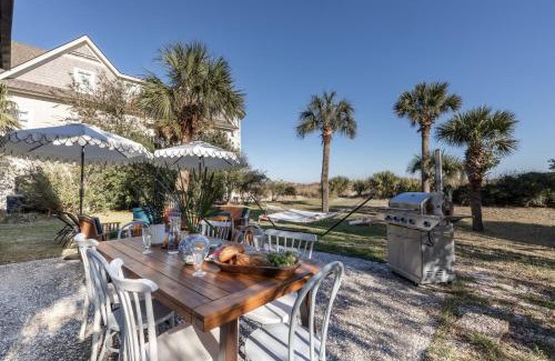 North Forest Beach House | Beachside Retreat: Sandpiper by AvantStay with Spacious Yard