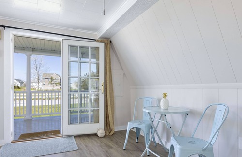 Misquamicut Cottage | Sandpiper Cottage - Cozy summer cottage across the street from the beach!