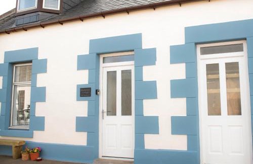 Cullen House | Stylish Sandpiper Cottage: Pet & Child-Friendly Retreat