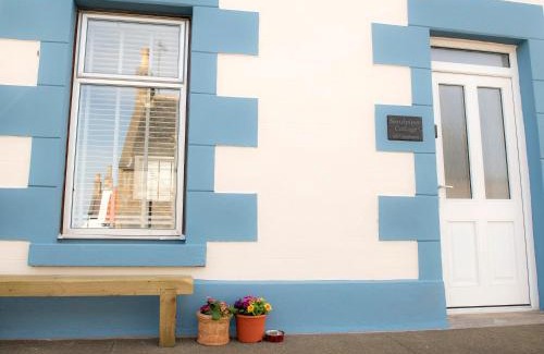 Cullen House | Stylish Sandpiper Cottage: Pet & Child-Friendly Retreat